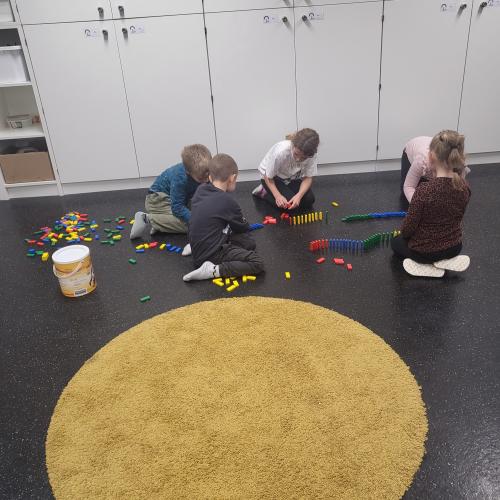 WKL Kinder beim Domino spielen